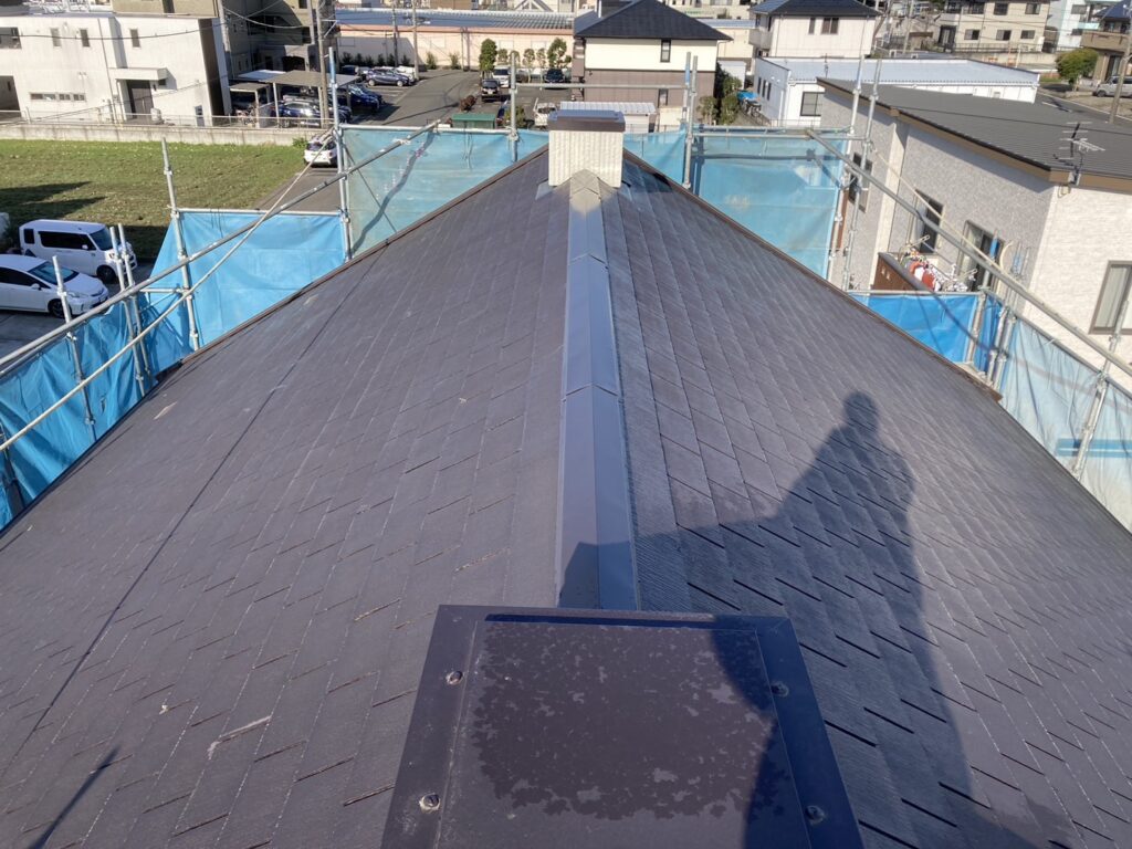 静岡県長泉町　屋根重ね葺き工事　経年劣化によるヒビ割れが生じた化粧スレートをセネターブラウンへ