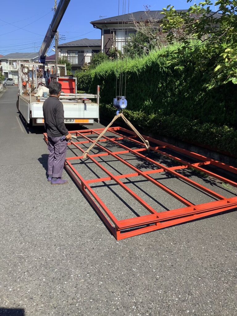 東京都八王子市 コンテナ屋根雨漏り 鉄骨で下地工事〜屋根ガルバ波板　カバー工法