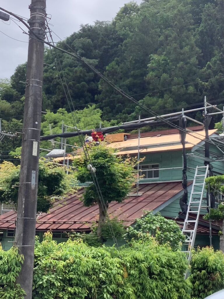 東京都八王子市　上恩方郵便局　雨樋工事×外壁塗装×屋根をカバー工法でヴィクセンへ