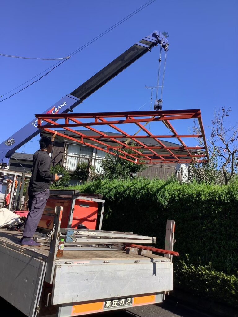 東京都八王子市 コンテナ屋根雨漏り 鉄骨で下地工事〜屋根ガルバ波板　カバー工法