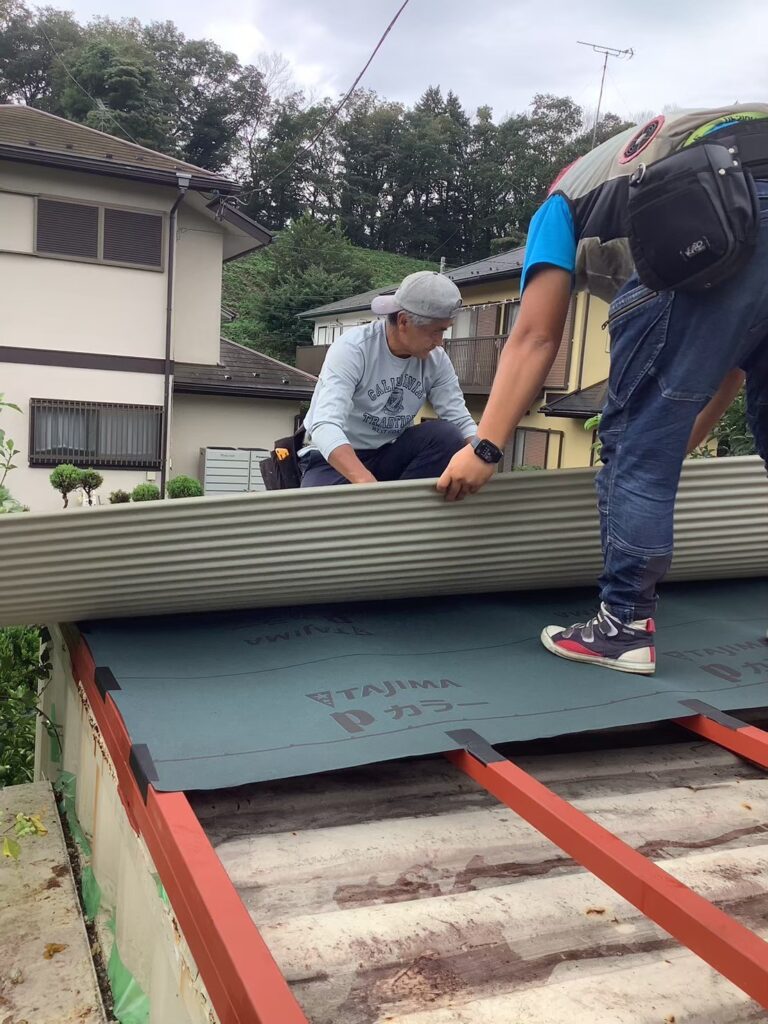 東京都八王子市 コンテナ屋根雨漏り 鉄骨で下地工事〜屋根ガルバ波板　カバー工法