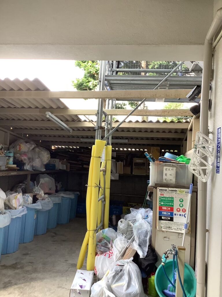 東京都八王子市　集合住宅　ゴミ置き場の屋根　波型スレート→折半屋根　葺き替え工事