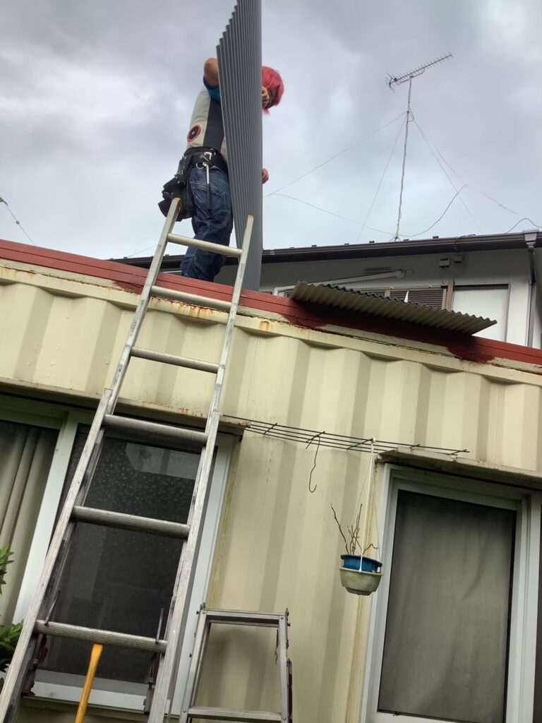 東京都八王子市 コンテナ屋根雨漏り 鉄骨で下地工事〜屋根ガルバ波板　カバー工法