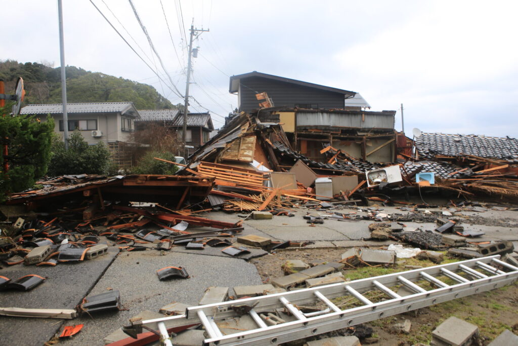 地震で倒壊した瓦屋根の家