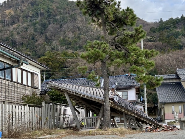 金属瓦　メリット　耐震性