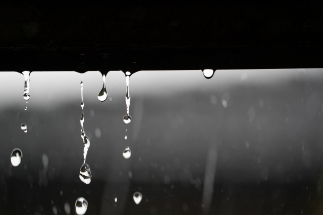 屋根からの音 原因 雨による異音