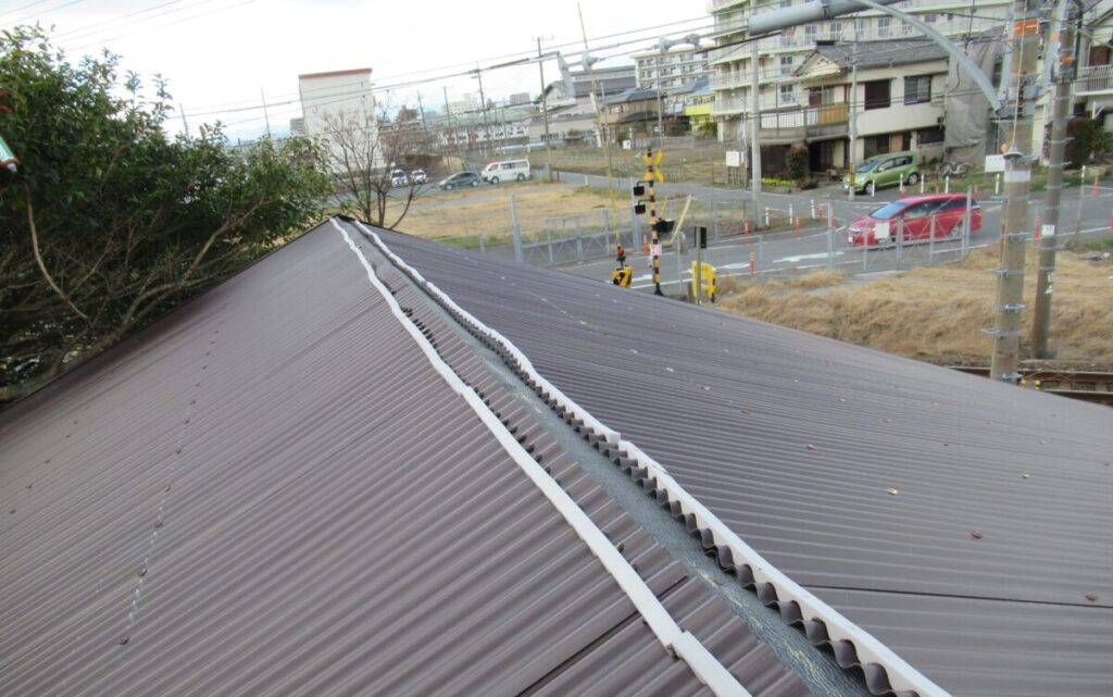 静岡県三島市 倉庫屋根 大波スレート→エコなみ 重ね張り工事