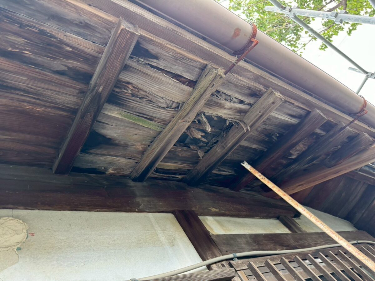 藤枝市_和型屋根葺き替え_軒天施工前