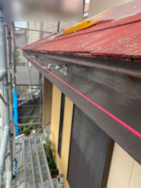 藤枝市J様邸_雨漏り修理SGLカバー_塗装施工中雨樋