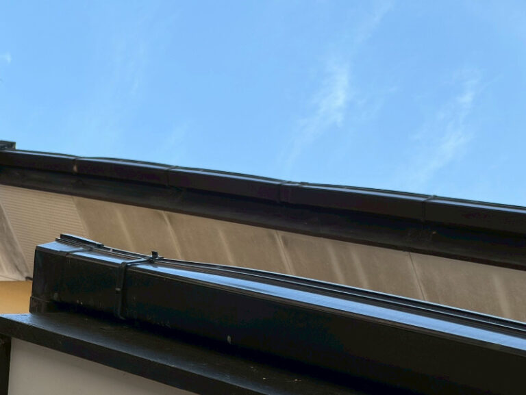 藤枝市J様邸_雨漏り修理SGLカバー_塗装施工前軒天