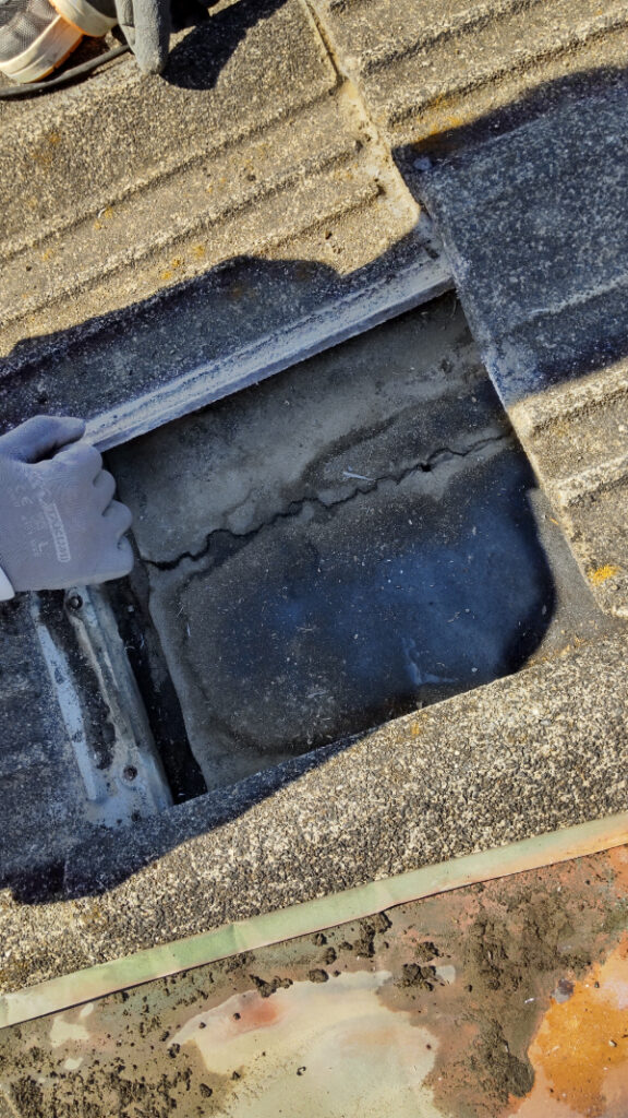 藤枝市_U様_施工前ルーフィング劣化