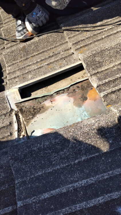 藤枝市_U様_施工前ルーフィング劣化2