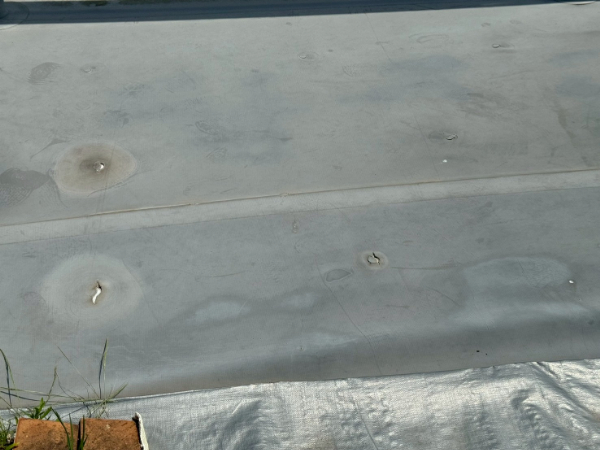 吉田町A様_屋上防水施工前のヒビ