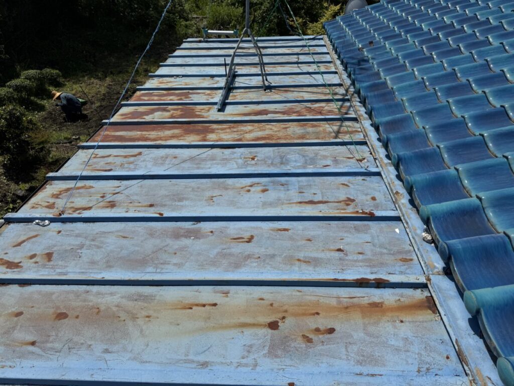 静岡県三島市　倉庫屋根　大波スレート→エコなみ　重ね張り工事