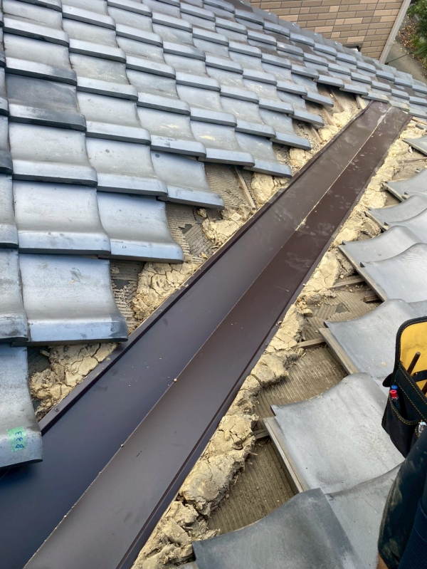 藤枝市M様_施工前谷板金穴