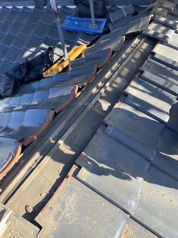 静岡県焼津市_瓦屋根復旧_棟瓦を積み直すための、漆喰(棟下地)補修作業前