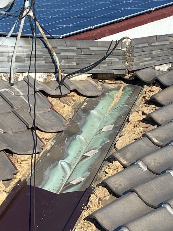 静岡県焼津市_軒天補修_施工中_谷樋板金