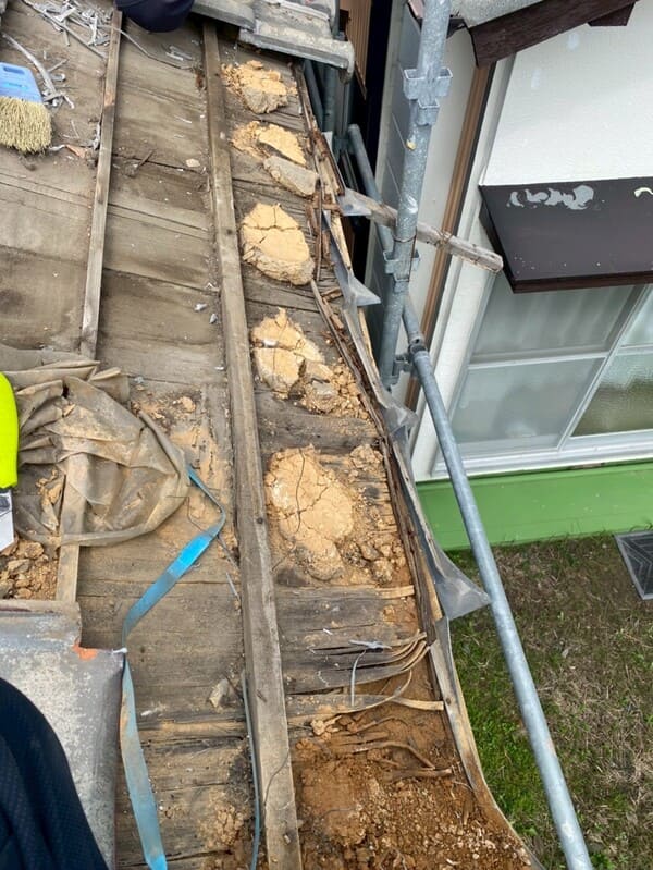 静岡県牧之原市_雨樋交換_軒樋雀口プラ面土交換_施工中