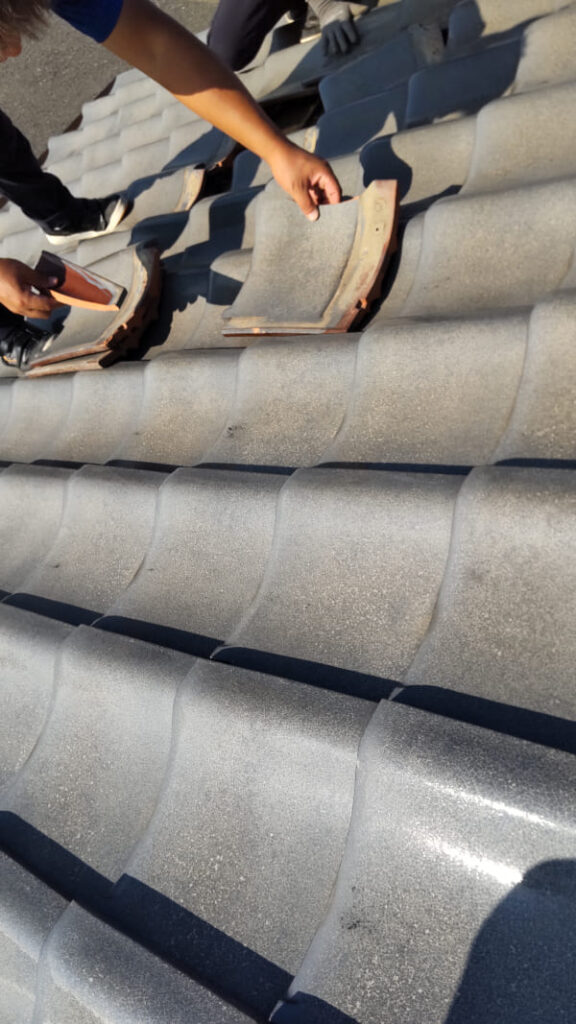 静岡県焼津市_瓦屋根復旧_セメント瓦の復旧・差し戻し作業