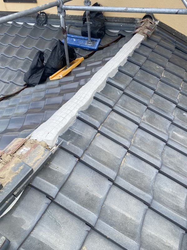 静岡県焼津市_瓦屋根復旧_棟瓦を積み直すための、漆喰(棟下地)補修作業後