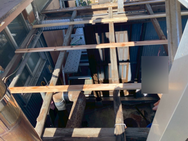 吉田町_T様_倉庫屋根葺き替え施工中2