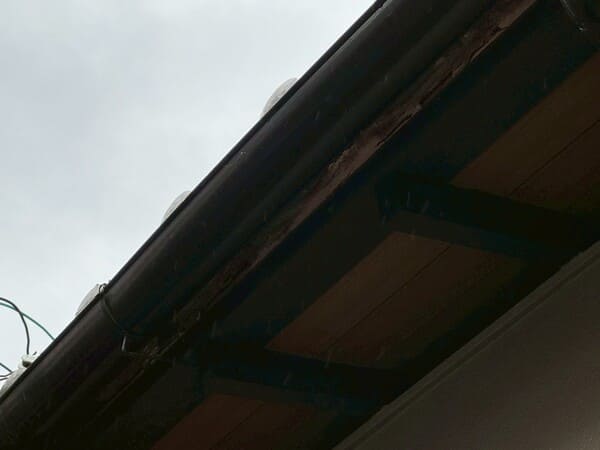 静岡県牧之原市_雨樋交換_軒樋雀口プラ面土交換_施工前