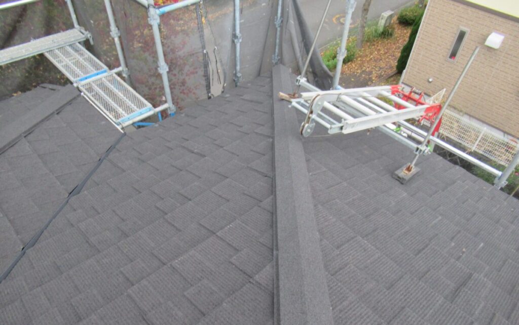 静岡県長泉町　屋根重ね葺き工事　経年劣化によるヒビ割れが生じた化粧スレートをセネターブラウンへ