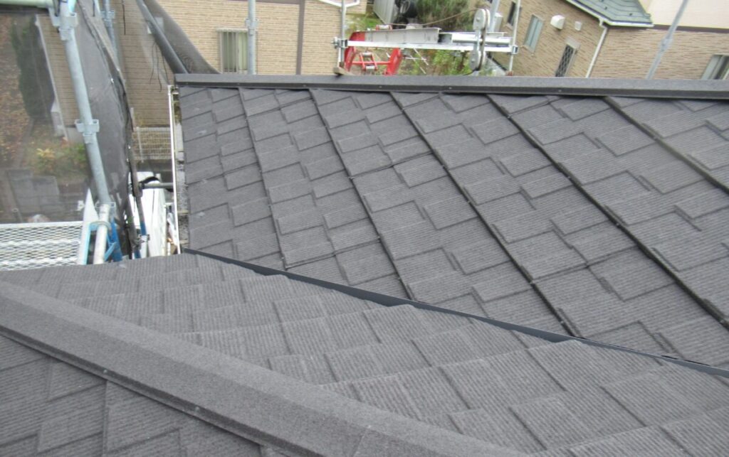 静岡県長泉町　屋根重ね葺き工事　経年劣化によるヒビ割れが生じた化粧スレートをセネターブラウンへ