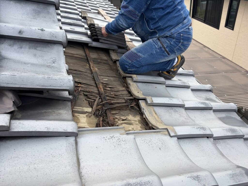 静岡県裾野市　屋根重ね張り工事　かわらU撤去・化粧スレート→石付板金セネターへ