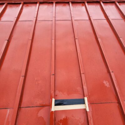 静岡県長泉町 屋根重ね葺き工事 経年劣化によるヒビ割れが生じた化粧スレートをセネターブラウンへ